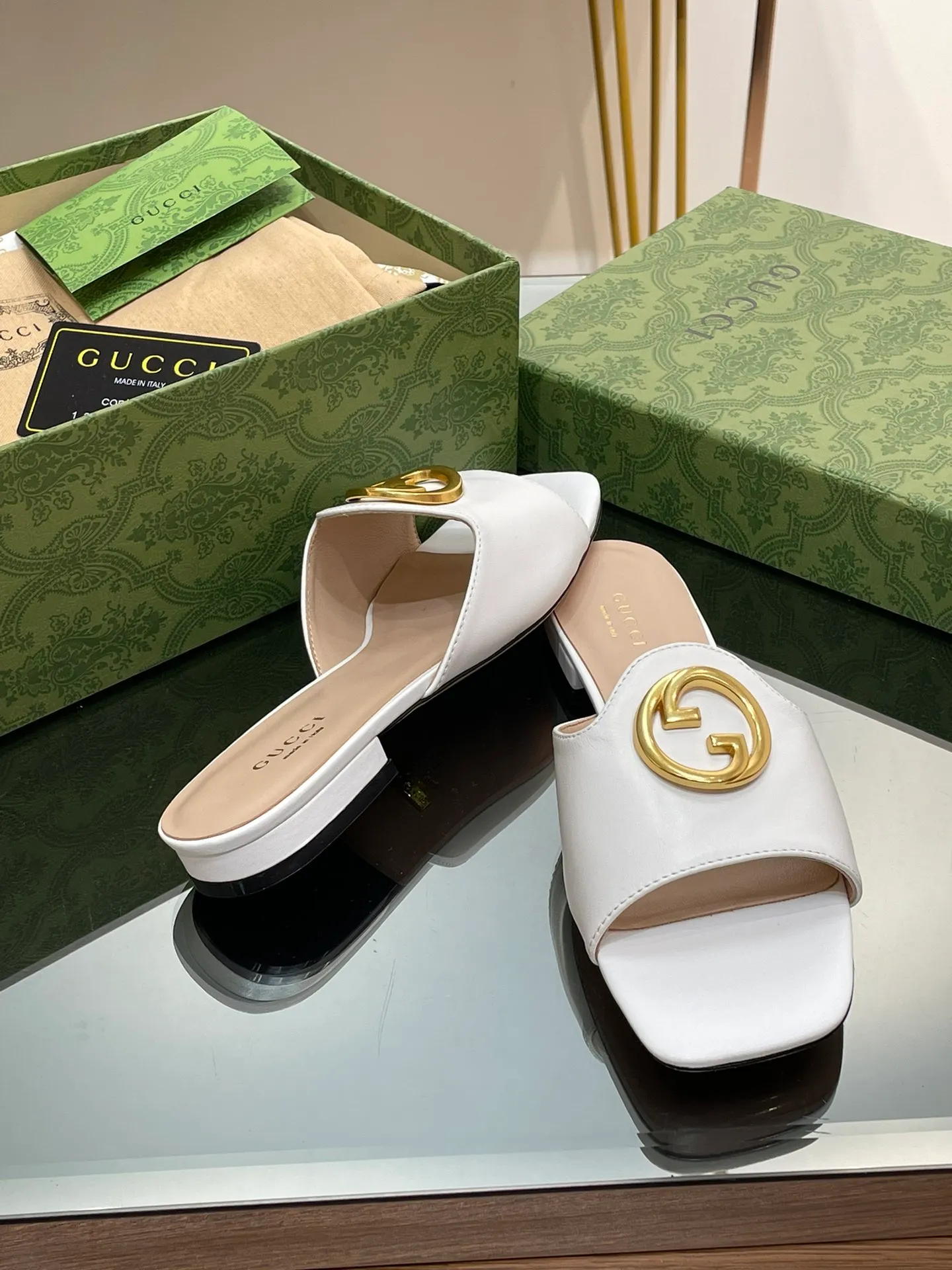 👟👟Ex-factory price 440👟👟 GuCCl high-end boutique 2024 new flat-heeled round interlocking double GG slippers, authentic original quality! Every detail has been carefully crafted and can be compared with ZG, no second quality!  Fabric: Original customized imported grain leather Hardware: Dongguan Dachang mold-opening hardware round interlocking double G buckle Lining/foot pads: High-end customized sheepskin lining Heel height: 1.0CM Outsole: Italian genuine leather sole Size: 35-41 (40 41 customized, non-returnable) Original high-end packaging!  The GucCi Blondie series made its debut in Los Angeles during the "Gucci March of Love" series of fashion shows, showing its outstanding charm on the star-studded Hollywood Walk of Fame. The new series echoes the style shown in the recent series, blending retro aesthetics and modern fashion to integrate different eras! The monogram pattern of the brand founder originates from the archive design of the 1970s, vividly interpreting this mid-heeled shoe💋👏 ●Circular interlocking double G details. High ●Italian creation Green full set of high-end original packaging